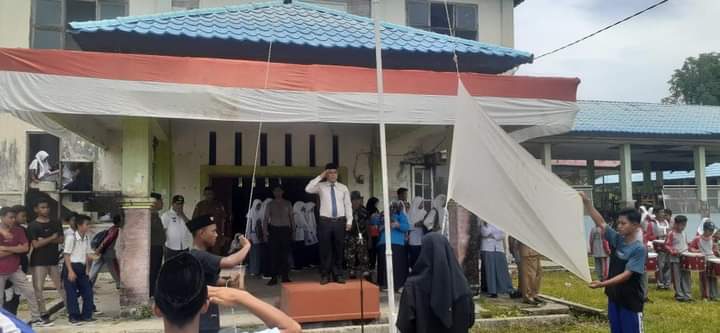 CAMAT BATANG GASAN,  PIMPIN GLADI BERSIH DI LOKASI UPACARA PERINGATAN HUT KEMERDEKAAN RI KE-77 