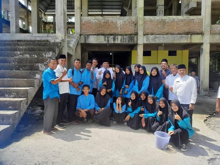 KEBERSAMAAN BUPATI PADANG PARIAMAN DENGAN SISWA SMAN 1 BAGAS DALAM JUM'AT BERKAH 
