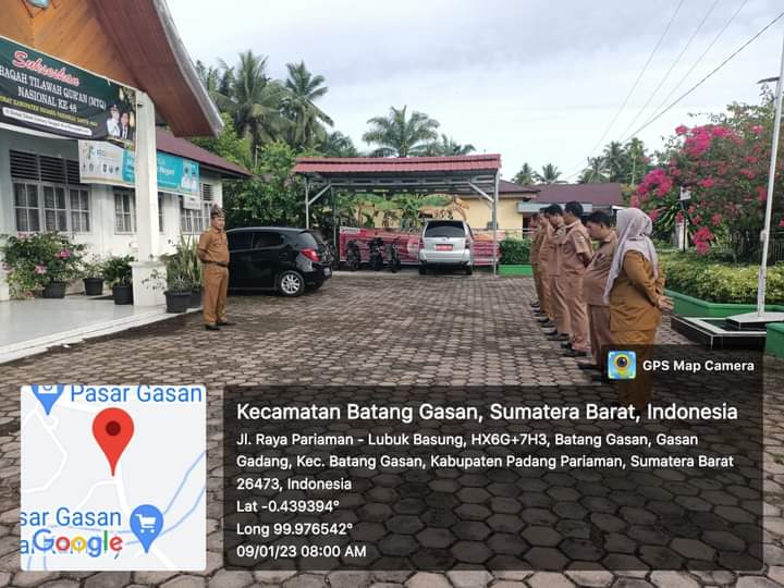 CAMAT BATANG GASAN, ARMEDES, SE.MM PIMPIN APEL PAGI ASN DAN THL KECAMATAN BATANG GASAN 