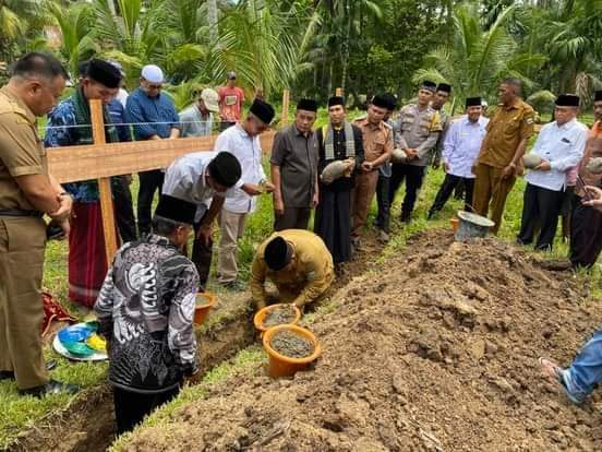 BUPATI PADANG PARIAMAN, SUHATRI BUR MELETAKKAN BATU PERTAMA PEMBANGUNAN MASJID RAYA DARUL IKHLAS 