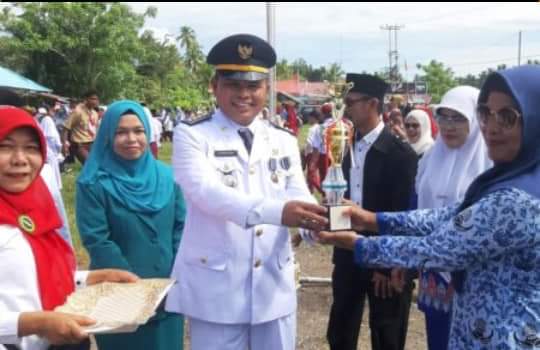 CAMAT BATANG GASAN MEMBERIKAN HADIAH LOMBA 10 PROGRAM POKOK PKK SETELAH UPACARA HUT KEMERDEKAAN RI 
