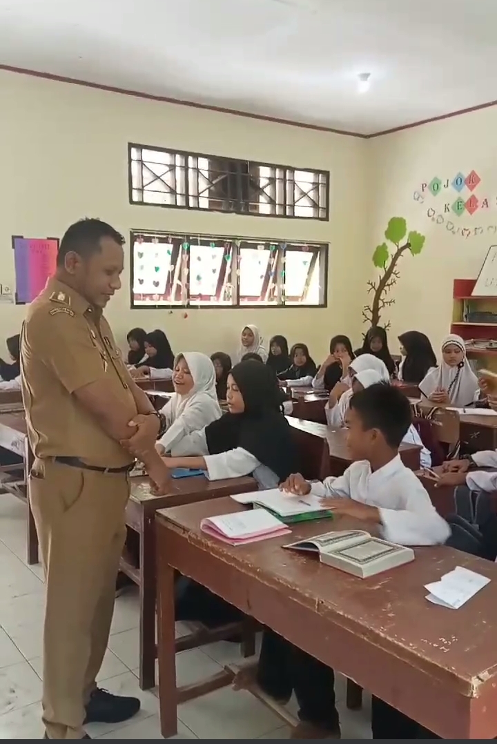 CAMAT BATANG GASAN MONITORING KEGIATAN PESANTREN RAMADHAN DI SEKOLAH 