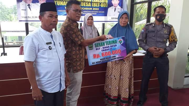CAMAT BATANG GASAN, ARMEDES, SE.MM SERAHKAN SECARA SIMBOLIS BLT DD THP DUA NAGARI MALAI V SUKU TIMUR