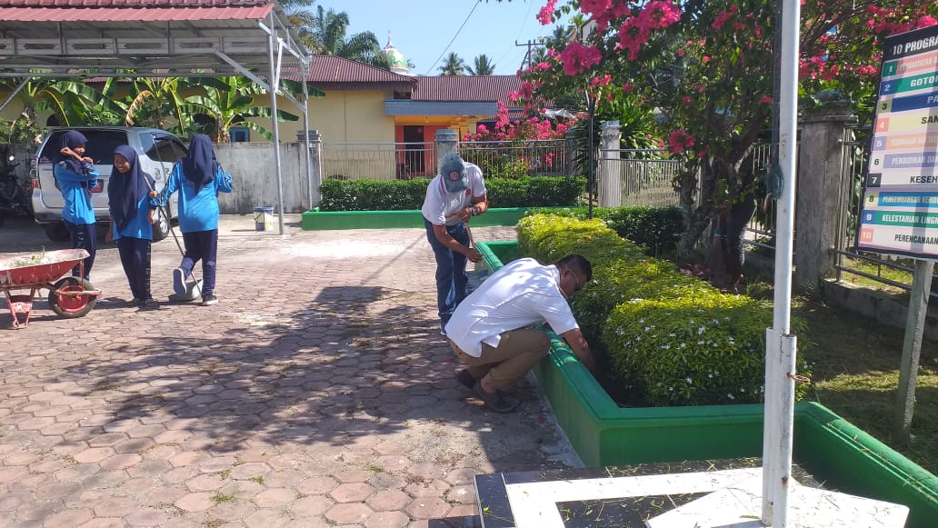 CAMAT BATANG GASAN GOTONG ROYONG BERSAMA MENYAMBUT DATANGNYA BULAN SUCI RAMADHAN 1443 H