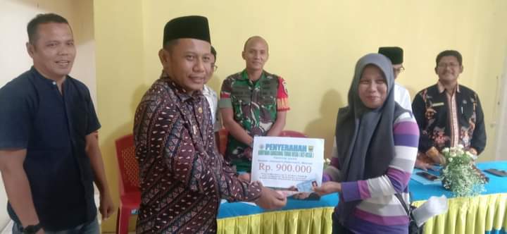 CAMAT BATANG GASAN, ANTON WIRA TANJUNG SERAHKAN BLT DD PADA MASYARAKAT DI NAGARI MALAI V SUKU TIMUR