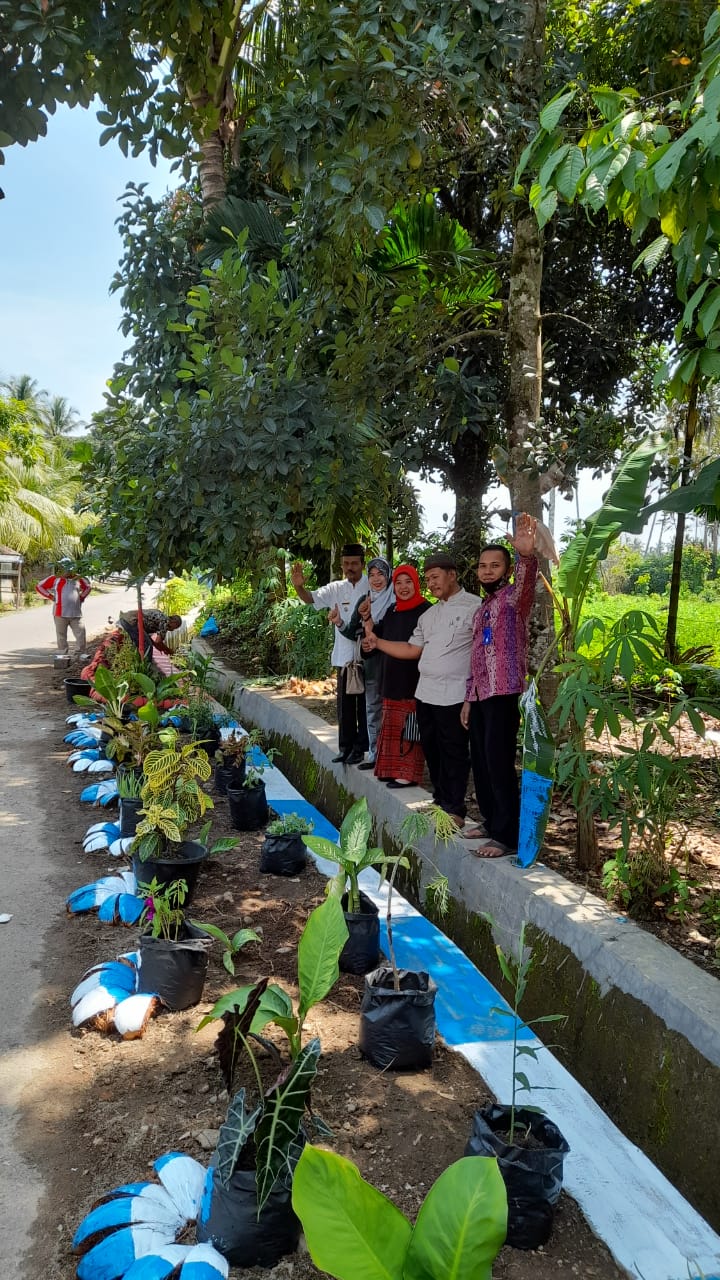 CAMAT BATANG GASAN BERPARTISIPASI MEMBUAT TAMAN DASAWISMA DI KECAMATAN LUBUAK ALUANG