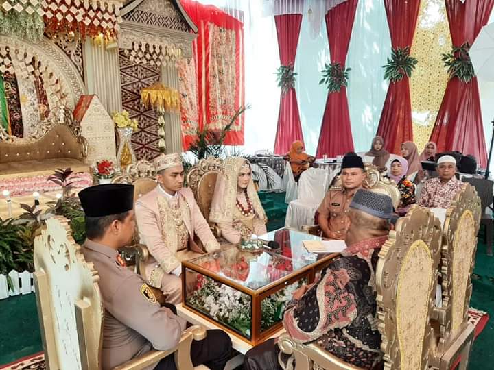 CAMAT BATANG GASAN, ARMEDES, SE.MM MENJADI SAKSI DALAM PERNIKAHAN BRIPTU. NOVA ASRA DEWI 