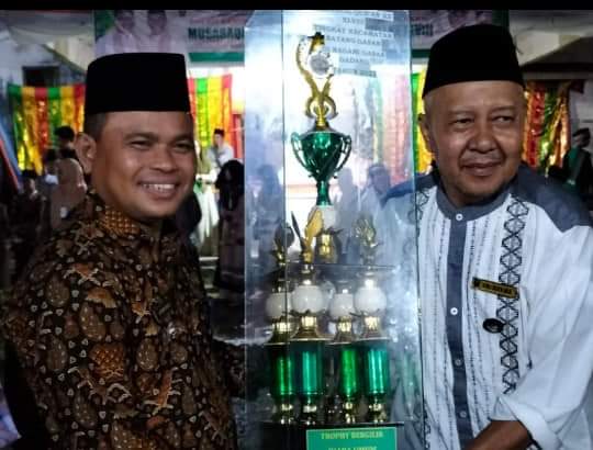 CAMAT BATANG GASAN, ARMEDES, SE.MM SERAHKAN PIALA KEPADA WALI NAGARI GASAN GADANG, TRI SUKMA, SE.MM