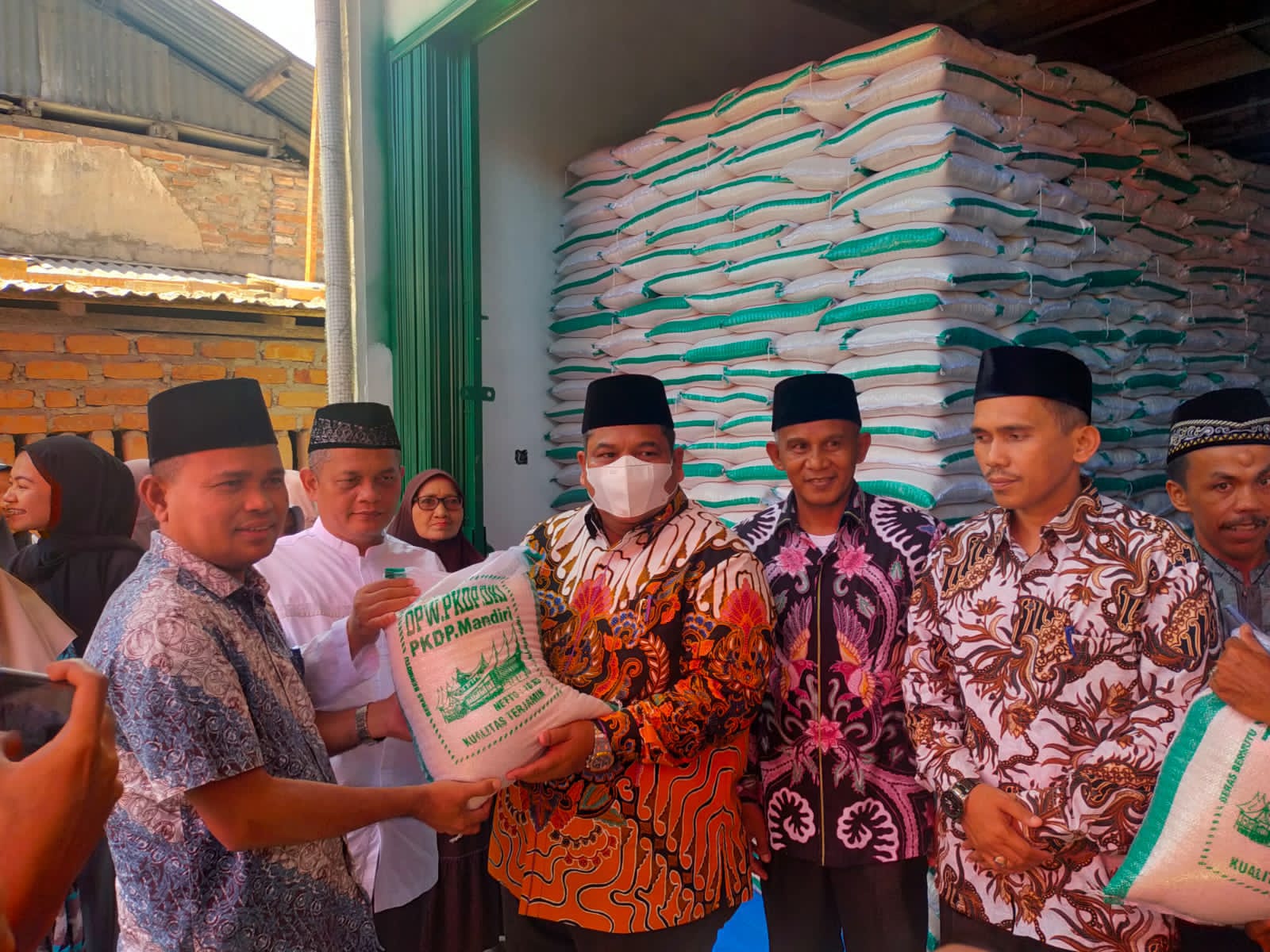 BUPATI PADANG PARIAMAN MENYERAHKAN SECARA SIMBOLIS ZAKAT YAYASAN ARISAL AZIZ & PKDP MANDIRI JAKARTA