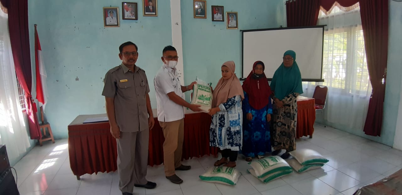PENYALURAN BERAS ZAKAT BANTUAN DARI YAYASAN ARISAL AZIZ OWNER PT. INDAH CARGO GROUP KAMPUANG DALAM