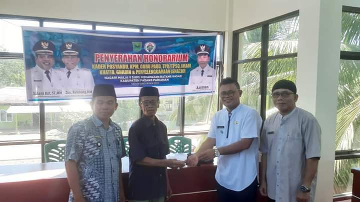 CAMAT BATANG GASAN, ARMEDES, SE.MM SERAHKAN HONOR GURU TPQ, GURU PAUD, KADER KPM, KADER POSYANDU DLL
