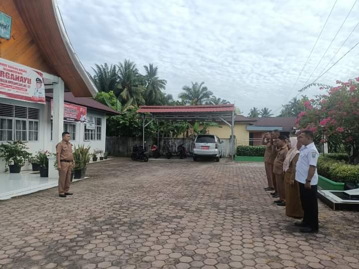 CAMAT BATANG GASAN, ARMEDES, SE.MM SEBAGAI PEMBINA DALAM APEL APGI ASN KECAMATAN BATANG GASAN