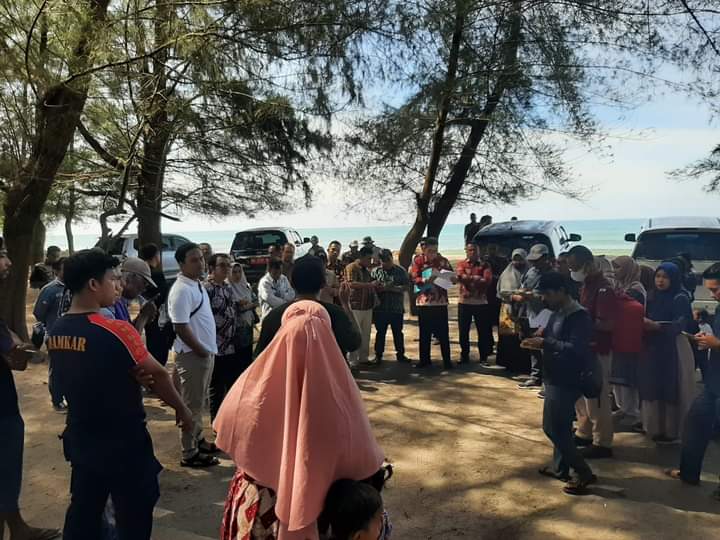 CAMAT BATANG GASAN DAMPINGI TIM DLH PROVINSI VERIFIKASI LAPANGAN TAMBAK UDANG