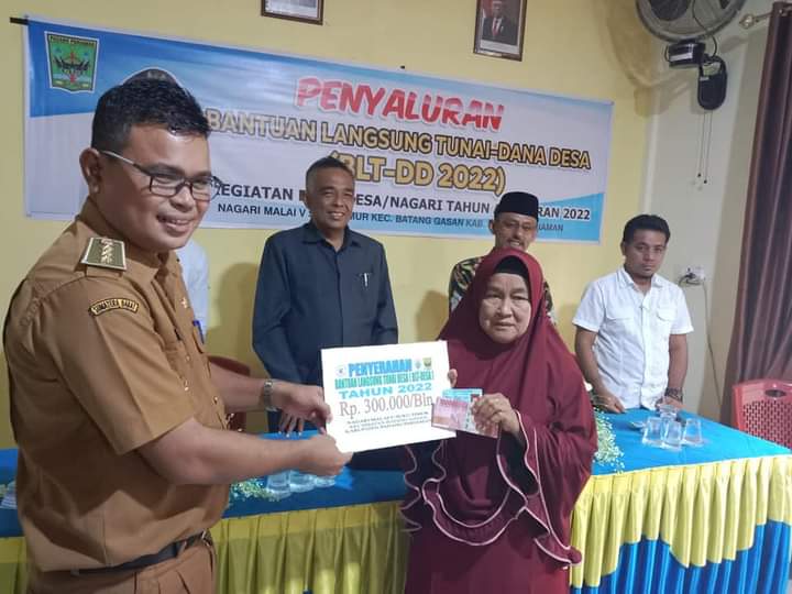 CAMAT BATANG GASAN, ARMEDES, SE.MM HADIRI PENYERAHAN BLT DD NAGARI MALAI V SUKU TIMUR