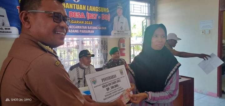 CAMAT BATANG GASAN, ARMEDES, SE.MM SERAHKAN SECARA SIMBOLIS BLT DD NAGARI GASAN GADANG TAHUN 2022 