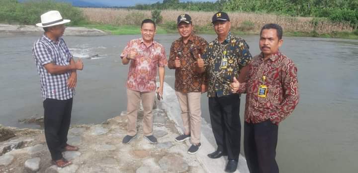 CAMAT BATANG GASAN, ARMEDES, SE.MM BERSAMA KADIS PUPR DAN KABID SDA MENINJAU SUNGAI BATANG GASAN