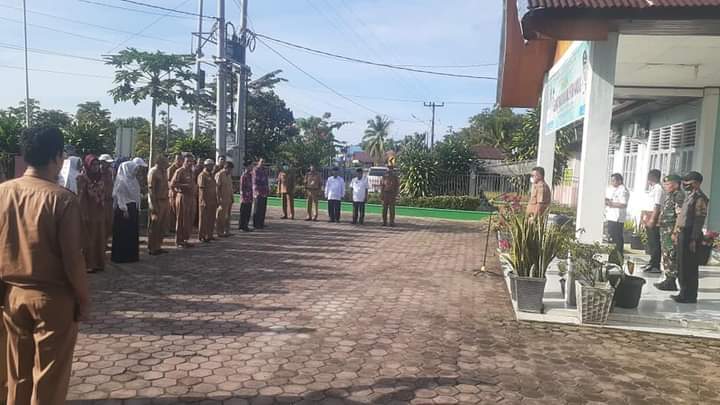 CAMAT BATANG GASAN, ARMEDES, SE.MM PIMPIN KEGIATAN APEL GABUNGAN TINGKAT KEC. BATANG GASAN